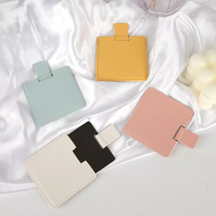 Krediitkaardisuurune taskupeegel